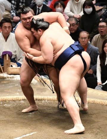 横綱大の里が連敗を3でストップ！霧島下し7勝目 観客もホッ 拍手に包まれる