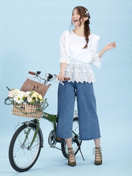 フリル×カットワークレーストップス「LocoChica(ロコチーカ)」3,996円(税込)/画像提供:モバコレ