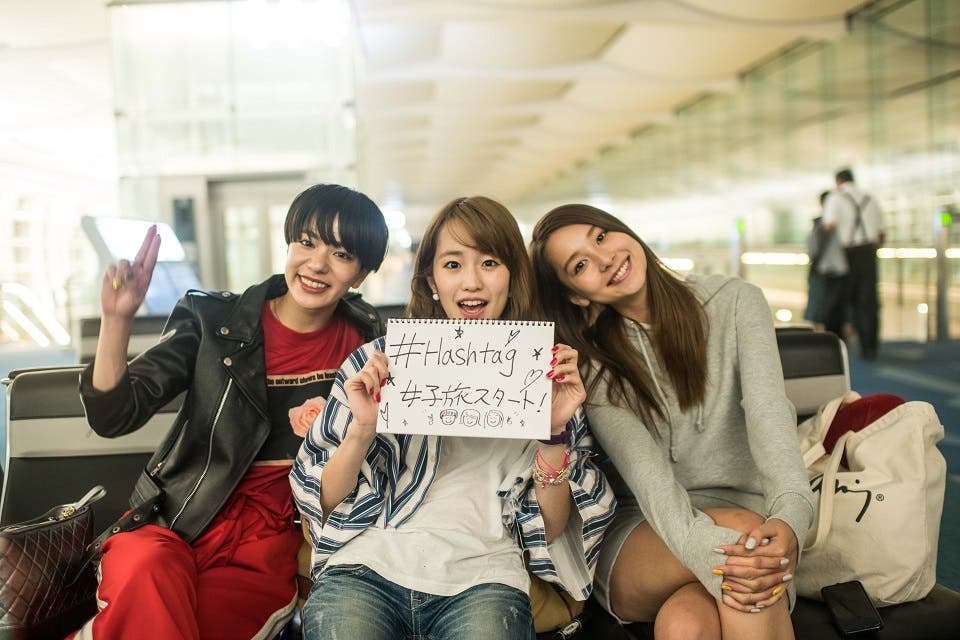 (左から)Una、越野アンナ、Niki/「#Hashtag」ミュージックビデオより
