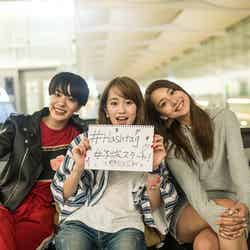 （左から）Una、越野アンナ、Niki／「＃Hashtag」ミュージックビデオより