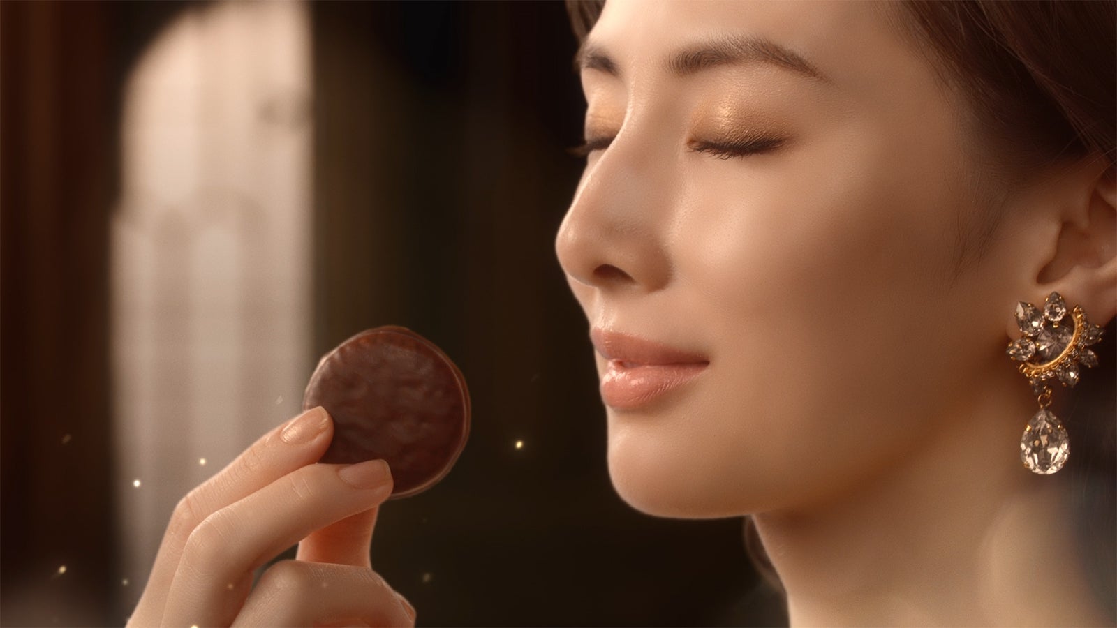 北川景子 新CM「⾦の⼥神」篇より（提供写真）