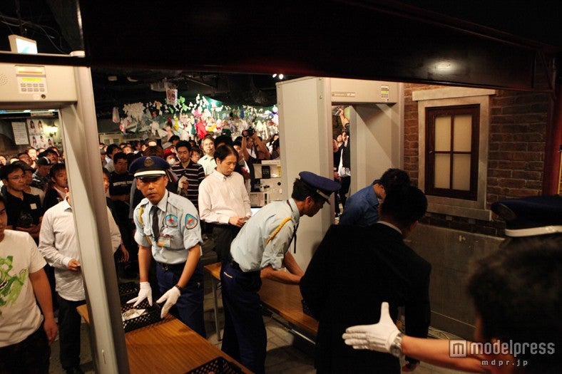 AKB48劇場の入り口の様子（C）AKS