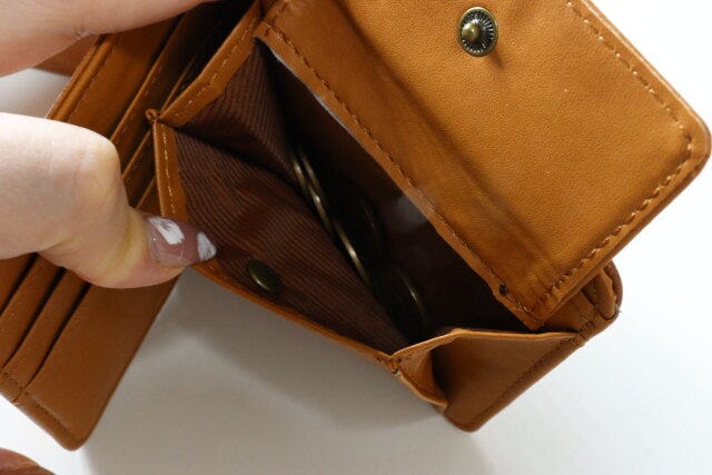 2つ折財布（レザー調）　使用例