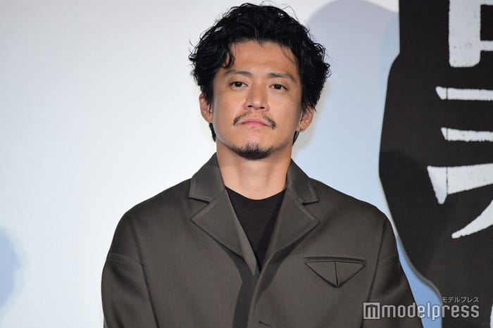 小栗旬(C)モデルプレス