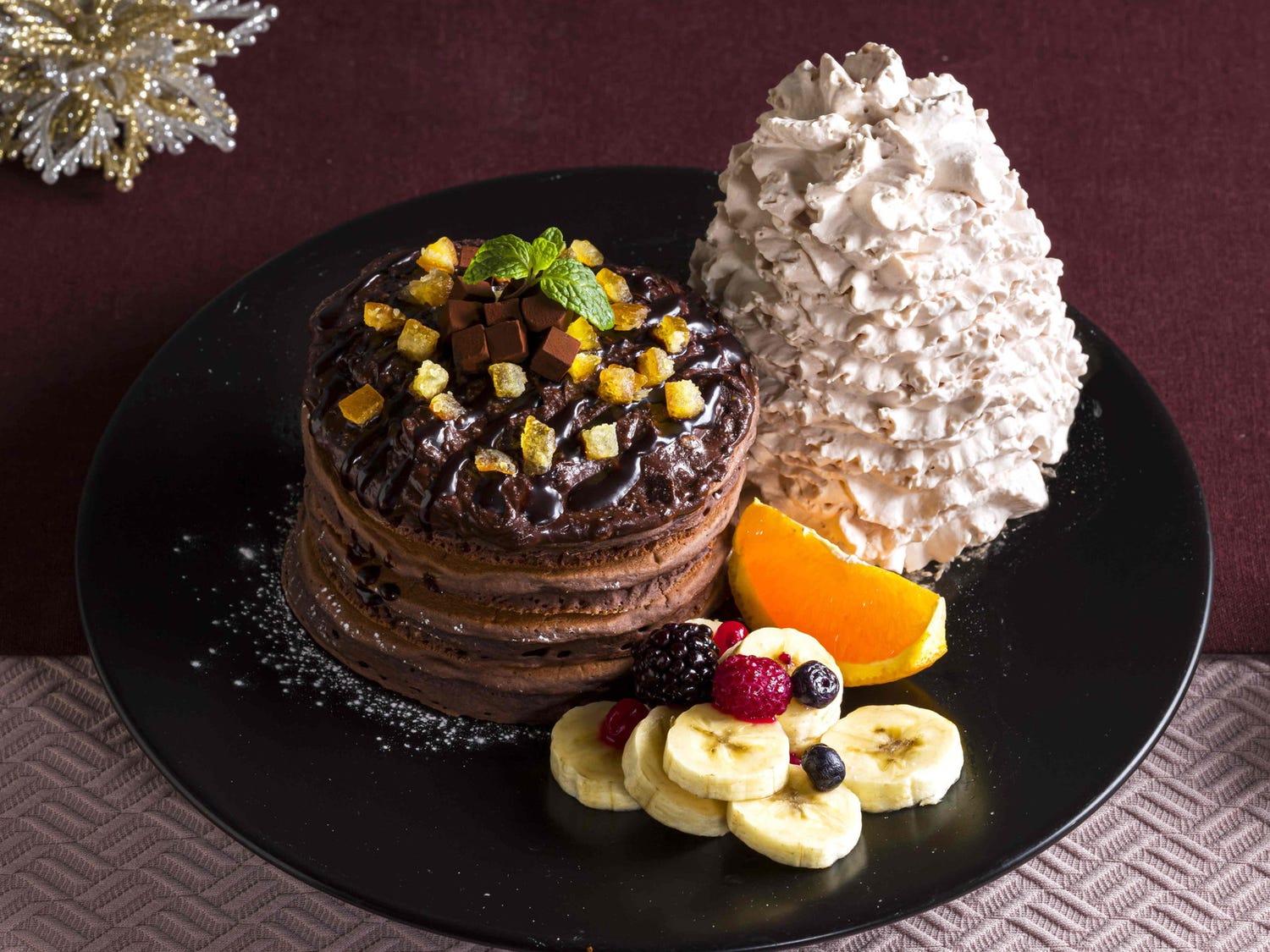 エッグスンシングス、チョコに溺れる冬限定“フォンダンショコラ”パンケーキ登場 濃厚ガナッシュ&オレンジピールの大人の甘さ