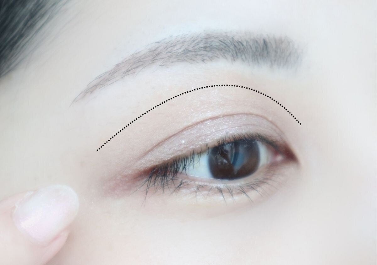 アイホール全体にアイシャドウをふんわり広げている様子