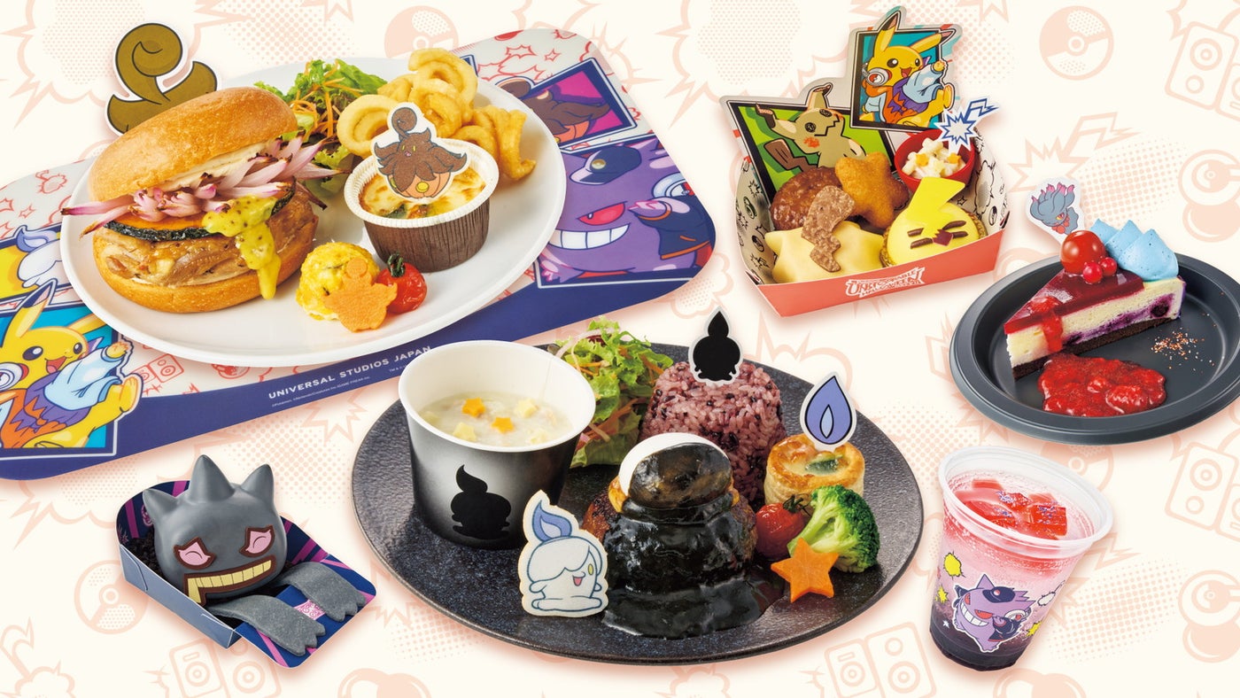 『バケッチャのまんまるチキンベーグルサンドプレート​』＆『レッツパーティ！ ポケモン・ランチョンマット』『DJピカチュウ&amp;ミミッキュのワクワクキッズセット』『いたずら？ムウマのミックスベリーチーズケーキと赤い野菜？』『ひょっこり！ジュペッタの洋ナシ＆ホワイトチョコムース』『ヒトモシたちの夜にともるハンバーグプレート​』『ノリノリ！ DJゲンガーのグレープソーダ​​』／画像提供：ユニバーサル・スタジオ・ジャパン