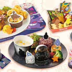 『バケッチャのまんまるチキンベーグルサンドプレート』&『レッツパーティ! ポケモン・ランチョンマット』『DJピカチュウ&ミミッキュのワクワクキッズセット』『いたずら?ムウマのミックスベリーチーズケーキと赤い野菜?』『ひょっこり!ジュペッタの洋ナシ&ホワイトチョコムース』『ヒトモシたちの夜にともるハンバーグプレート』『ノリノリ! DJゲンガーのグレープソーダ』/画像提供:ユニバーサル・スタジオ・ジャパン