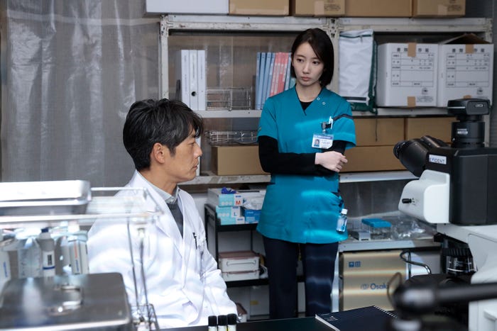 反町隆史、波瑠「グレイトギフト」第4話より(C)テレビ朝日
