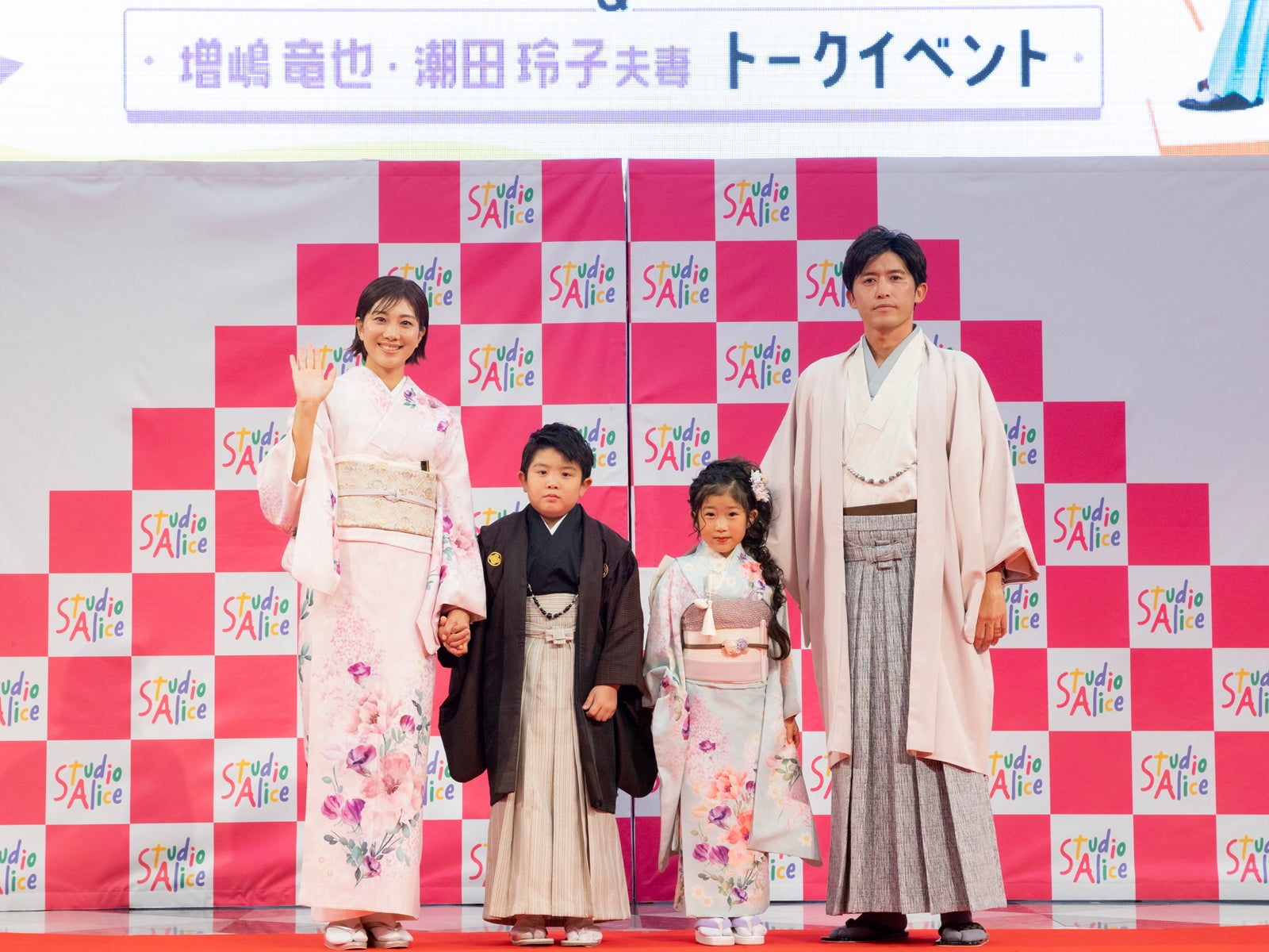 （左から）潮田玲子、長男・りゅうせいくん、長女・みれいちゃん、増嶋竜也（提供写真）