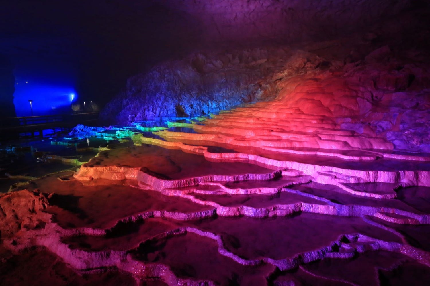 山口の観光名所「秋芳洞」でライトアップイベント、カラー照明で鍾乳洞を幻想的に演出
