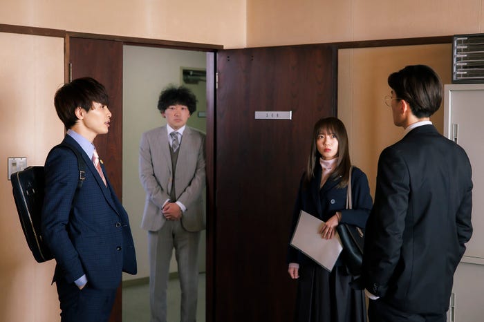 草川拓弥、土佐和成、齊藤京子、八木勇征「あやしいパートナー」第1話(C)「あやしいパートナー」製作委員会・MBS