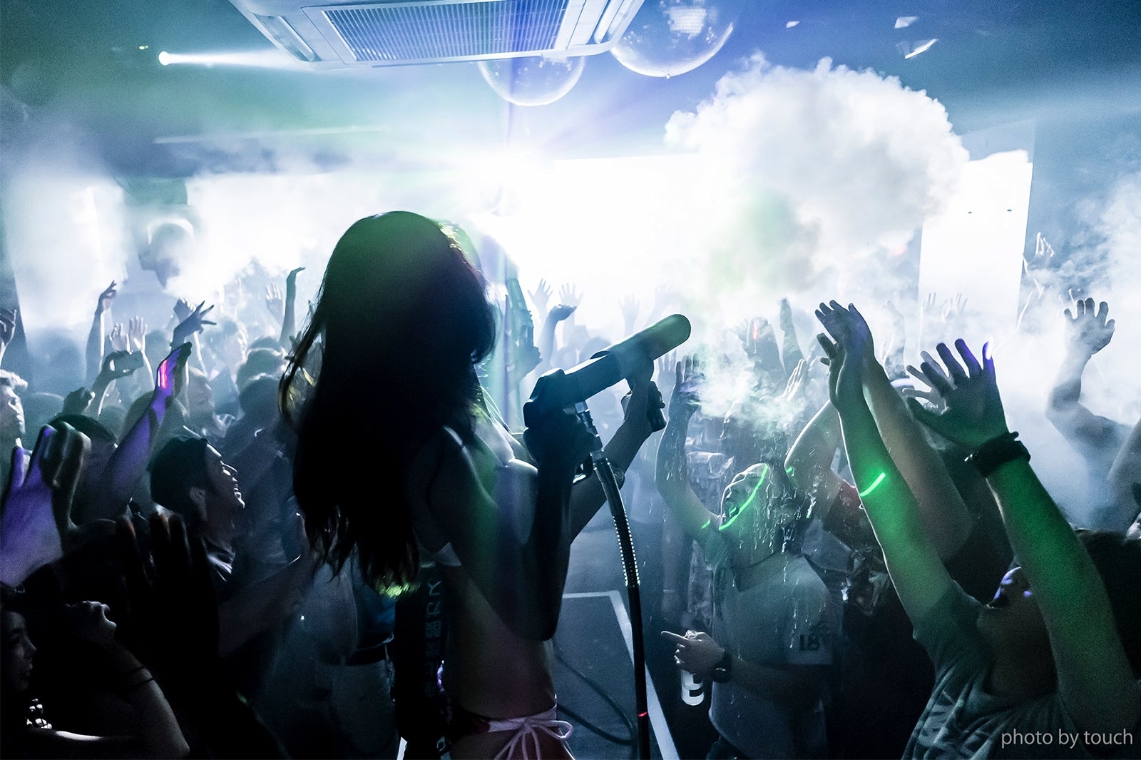 霧の中で踊る「スモーキーディスコ」渋谷clubasiaで初開催　シーシャや燻製フードも