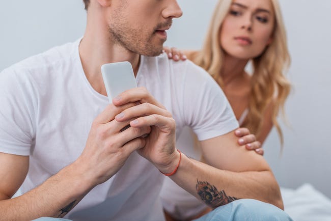 彼氏の嘘を暴け！！「ウソをついている時」に男性が取る5つの言動