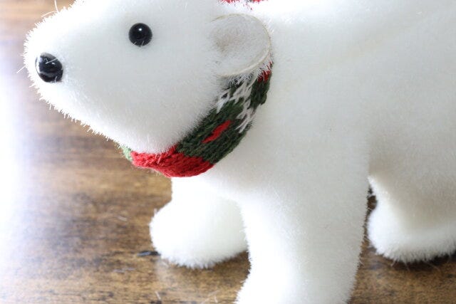 ダイソーのチェックのマフラーを付けたアニマルオブジェ（ホワイト）