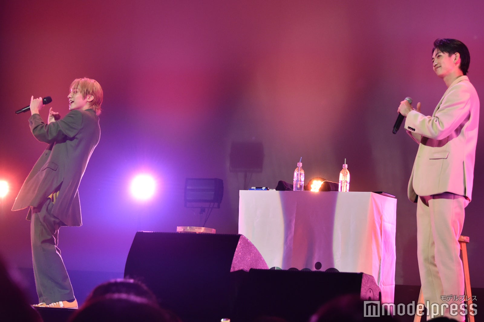 8LOOM楽曲をパフォーマンスする山下幸輝、綱啓永「ホミパリ Twenty-2 Birthday Zepp Tour」（C）モデルプレス