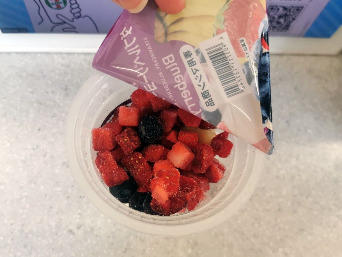 いちごやブルーベリーなどフローズンフルーツの下に、ヨーグルト氷がはいっています