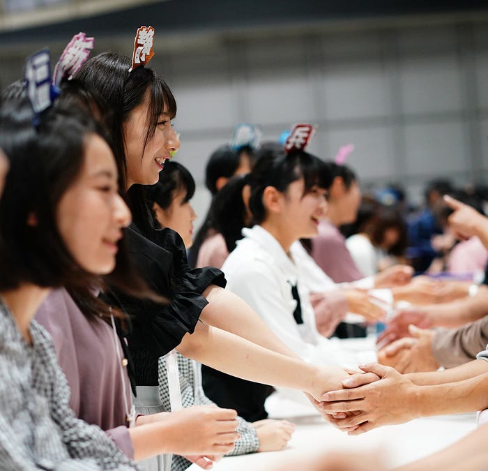 握手会の様子 (C)AKS
