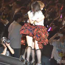 岡田奈々と村山彩希の熱いハグ「AKB48単独コンサート～ジャーバージャって何？～」昼公演 （C）モデルプレス