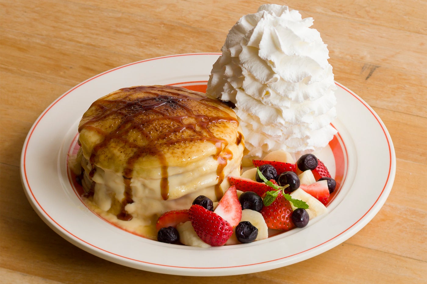 『とろーりクリームのクレームブリュレパンケーキ』1,380円（税別）／画像提供：EGGS’N THINGS JAPAN