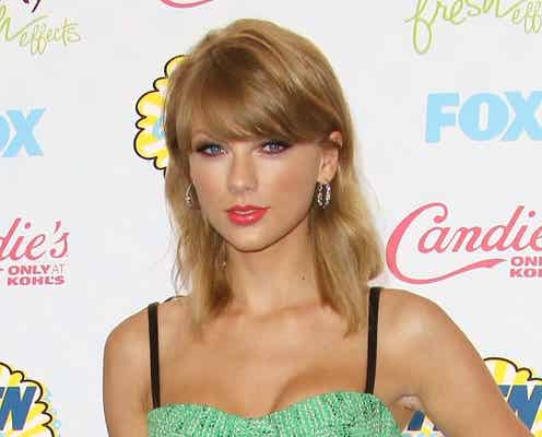 ジム好きテイラー・スウィフト、鍛えたお腹見せ