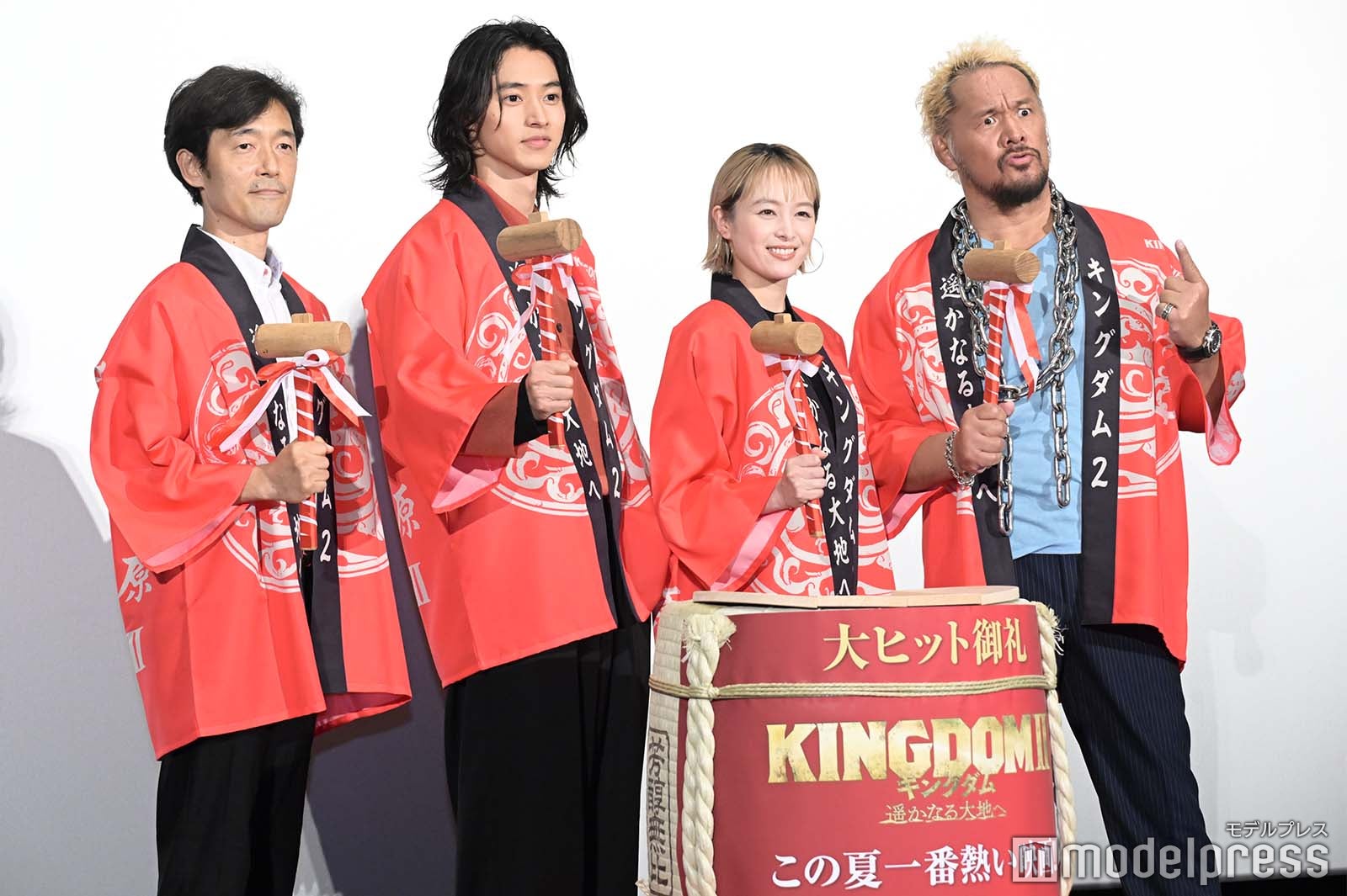 （左から）樽酒を割る佐藤信介監督、山崎賢人、清野菜名、真壁刀義（C）モデルプレス