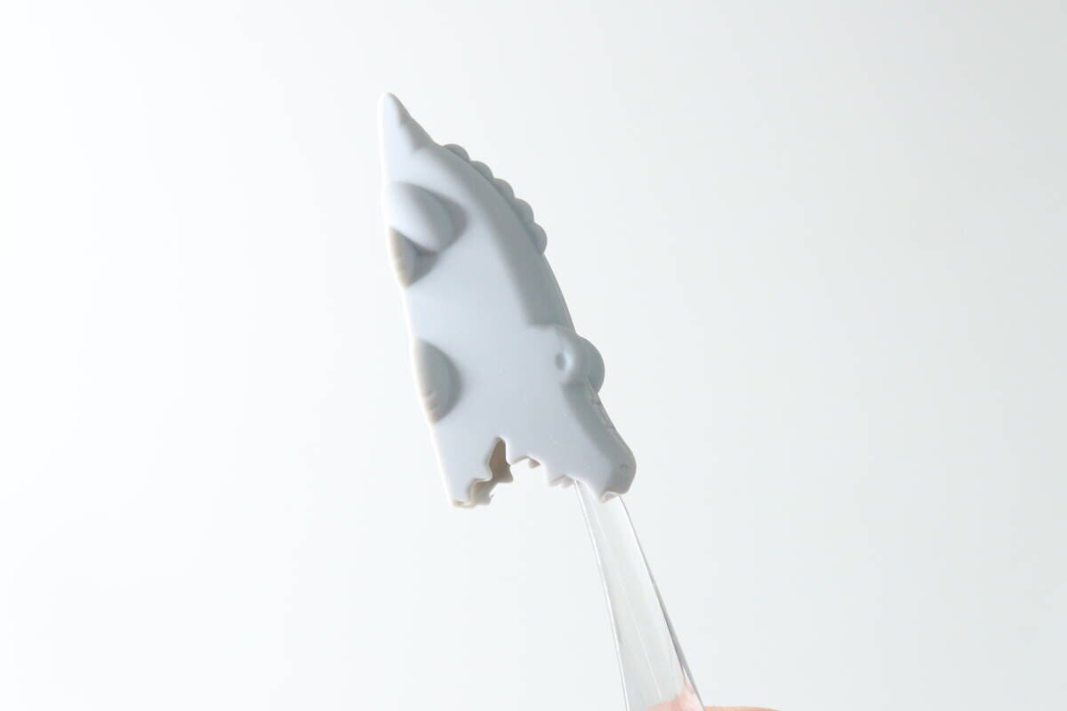 グレーのワニ型キャップに歯ブラシのヘッドを装着した様子 グレーのワニ型キャップに歯ブラシのヘッドを装着した様子