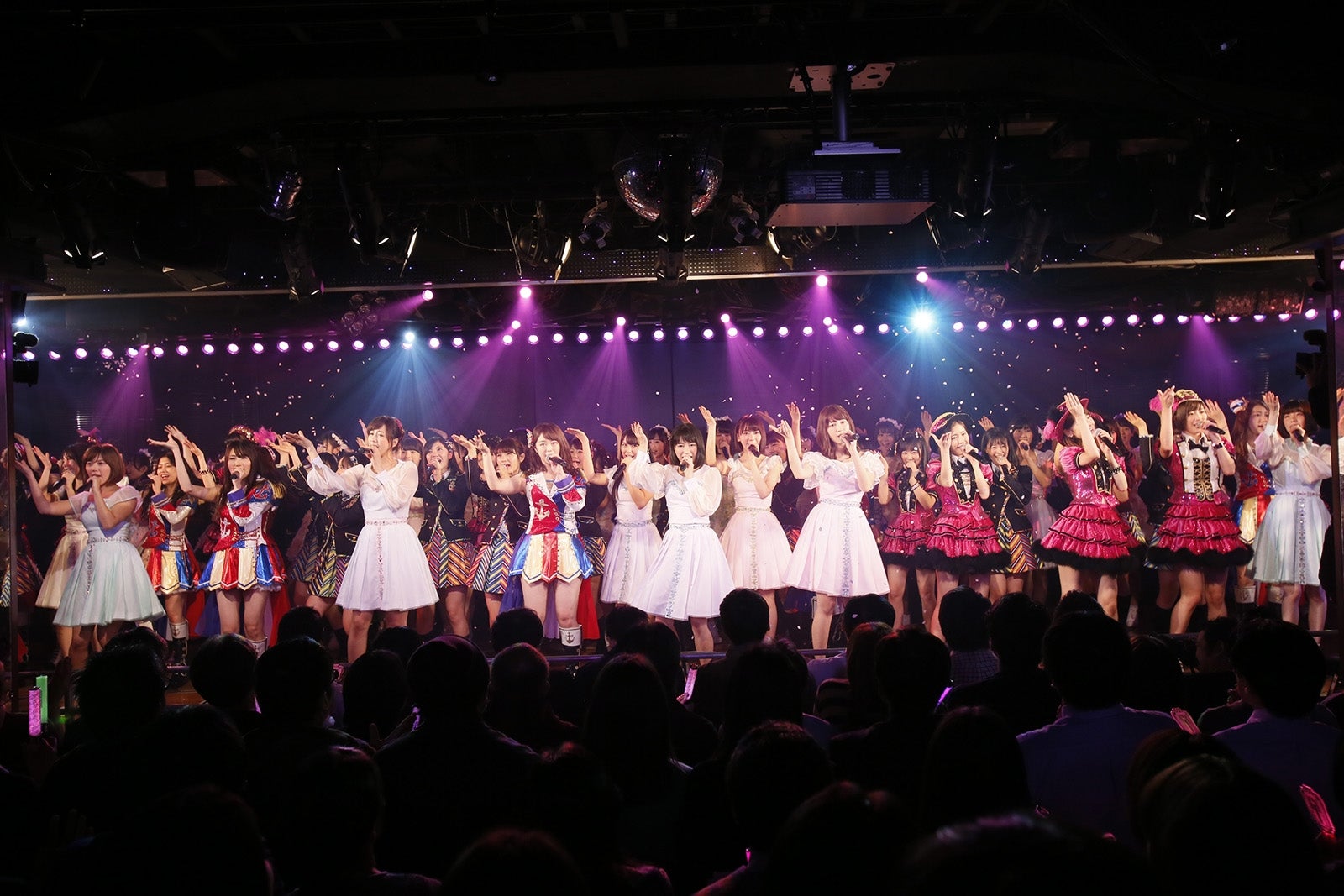 「桜の花びらたち」をパフォーマンス（C）AKS