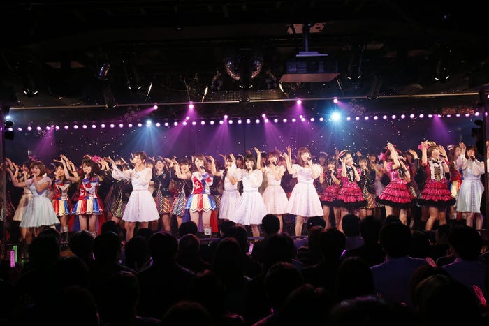 「桜の花びらたち」をパフォーマンス(C)AKS