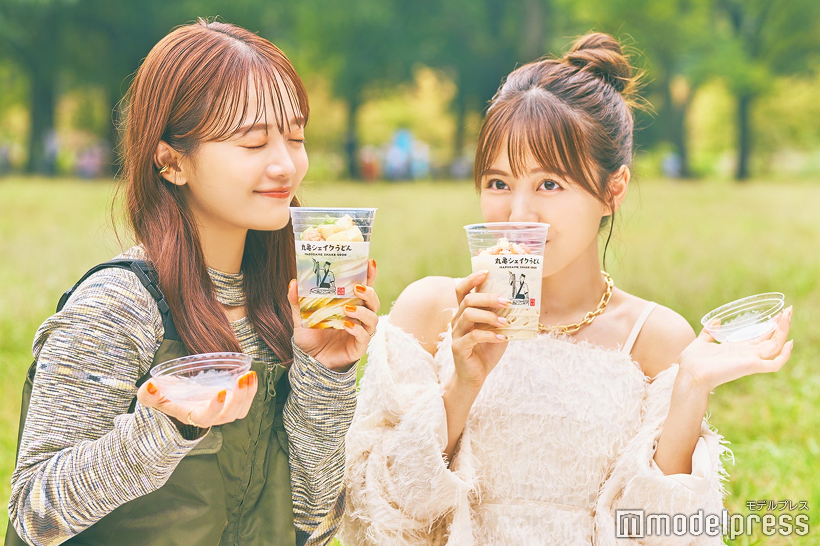 （左から）田久保夏鈴、新田さちか（C）モデルプレス