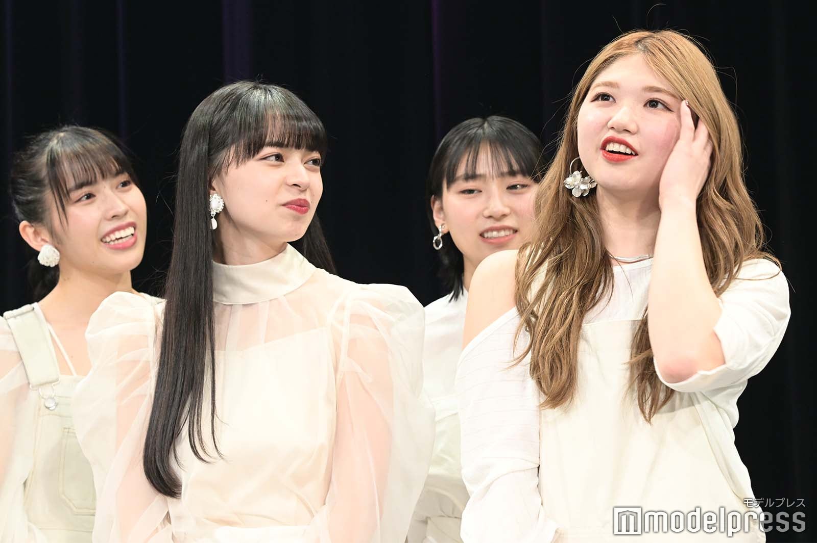 上國料萌衣、竹内朱莉（C）モデルプレス
