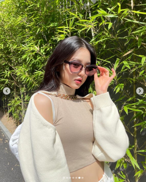 IZ*ONE出身チャン・ウォニョン、腹筋見せサマーショットの美貌話題「クイーンの風格」「スーパーモデルみたい」