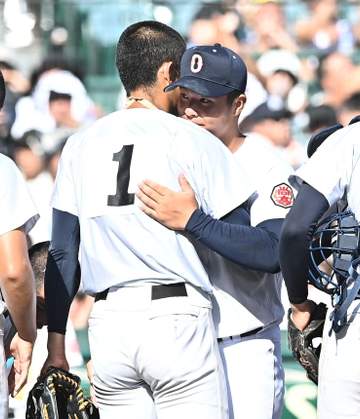 沖縄尚学・末吉良丞と横浜・織田翔希の熱い抱擁に、男の友情を感じた。