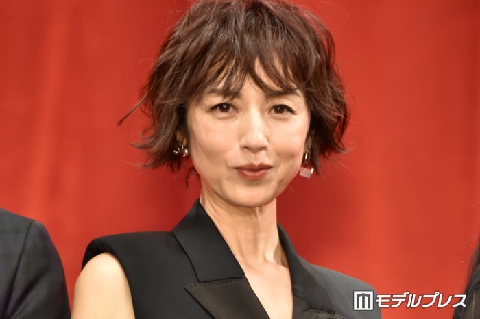 高岡早紀「娘と商店街をぶらぶら」街角プラべショットに絶賛の声「映画のワンシーンかと」「オーラがすごい」