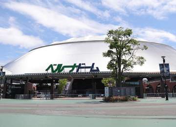 「びっくり」「お母さんそっくり」野球中継登場の美女に騒然 父は元広島の名将、現役時代ユニ着て出演 母は美人タレント「初めて知った」「こんな立派な娘さんが・・・」