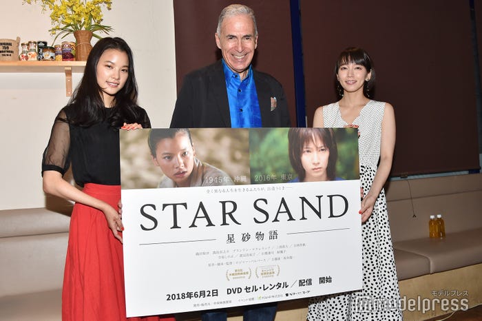 左から:織田梨沙、ロジャー・パルバース監督、吉岡里帆 (C)モデルプレス