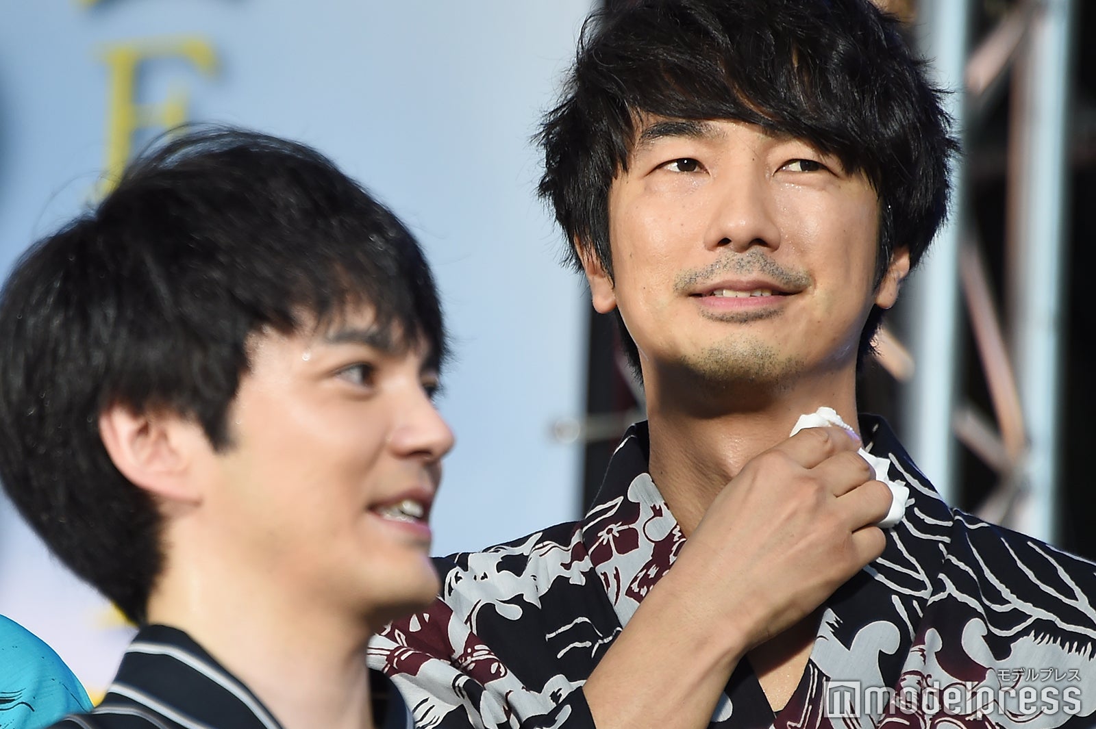 汗を拭う眞島秀和（C）モデルプレス