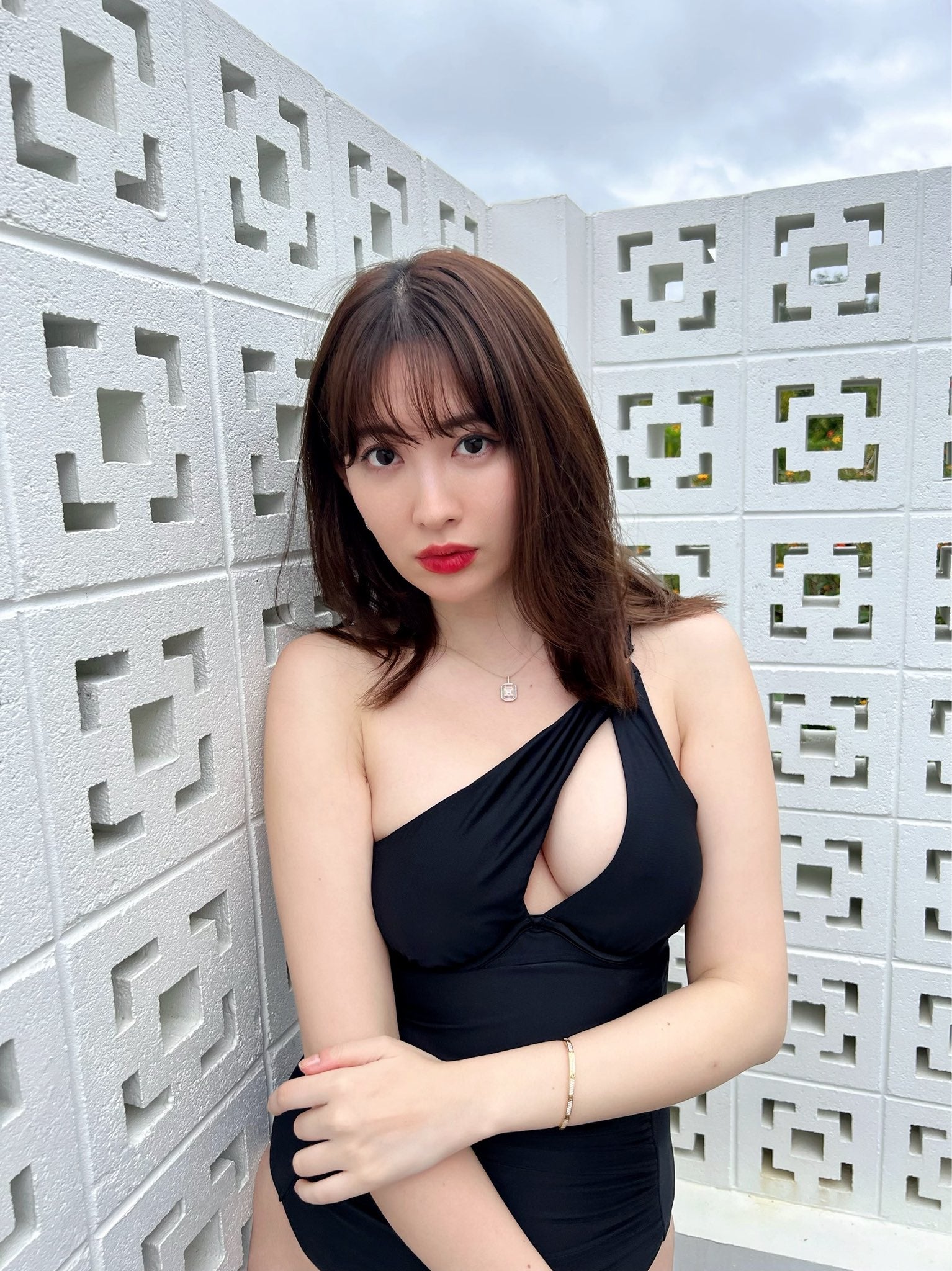 小嶋陽菜“マシュマロバスト”のぞくSEXYすぎる水着姿が話題「有吉の冬休み」で披露「こじはる最強」「スタイル良すぎ」