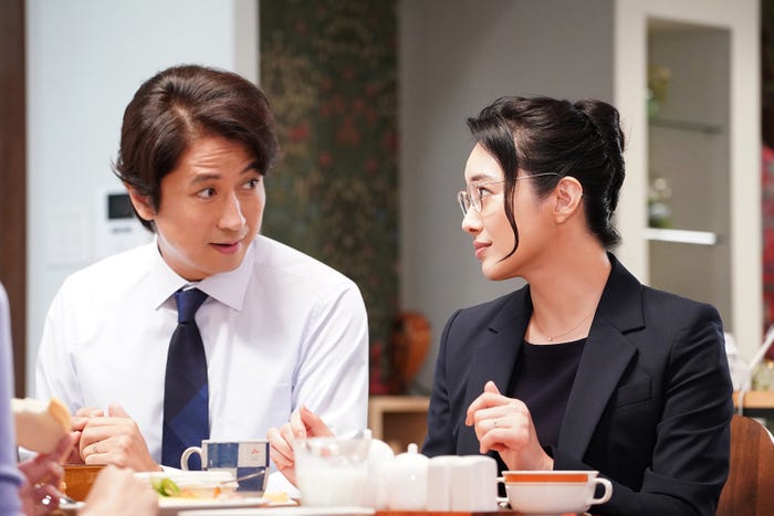 谷原章介・仲間由紀恵/「偽装不倫」第9話より(C)日本テレビ