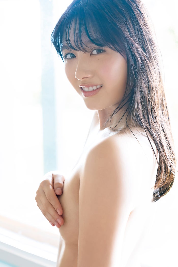 大和田南那、手ブラ＆美ヒップあらわ 初写真集のSEXYカットに絶賛の声続出