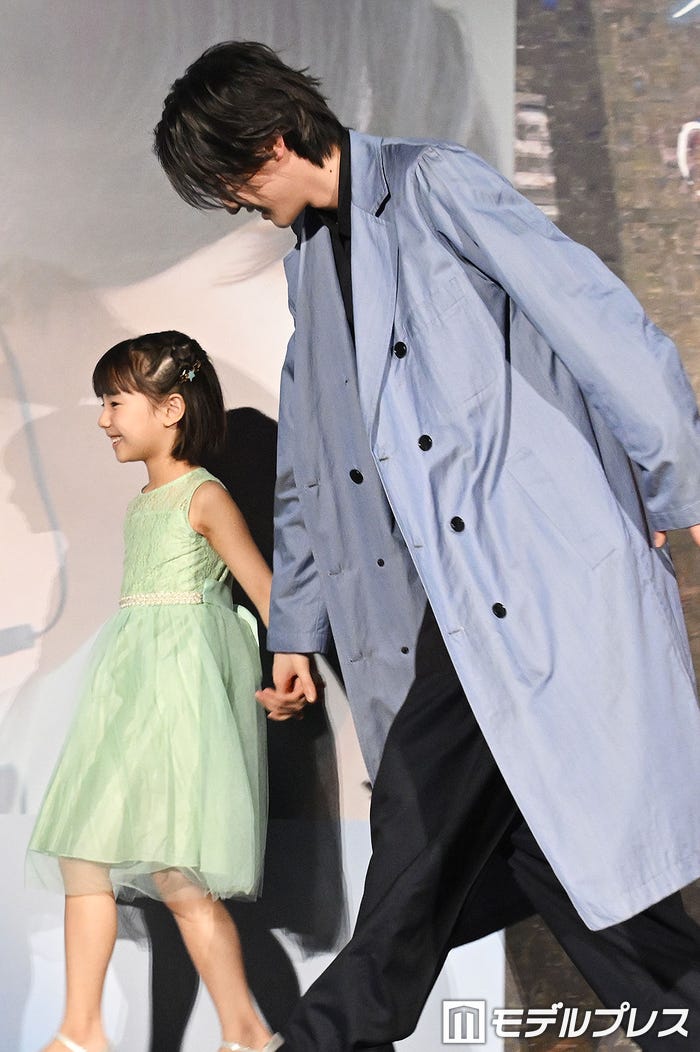 英茉ちゃんをエスコートするはずがエスコートされてしまった道枝駿佑(C)モデルプレス