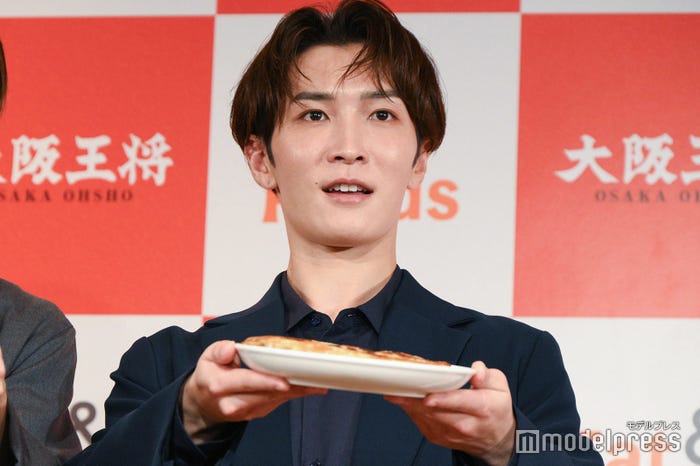 餃子を落とさぬよう必死に皿を持つ渡辺翔太(C)モデルプレス