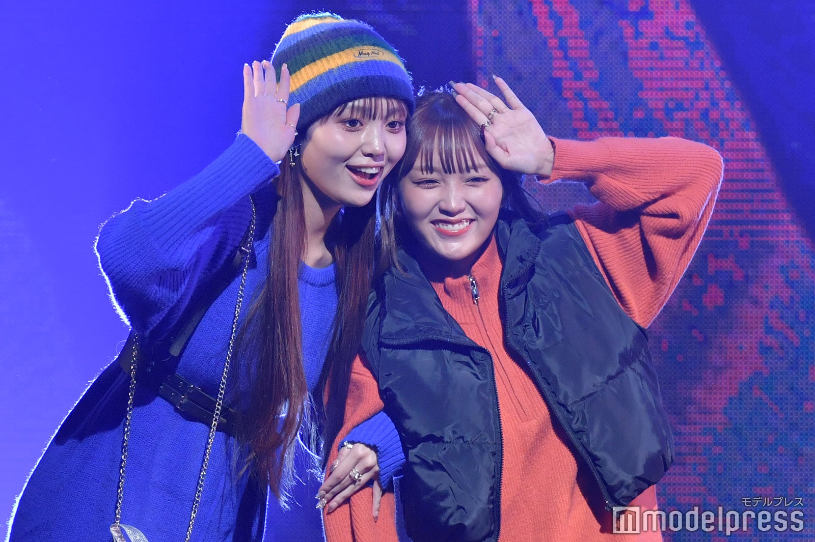 ねお＆野咲美優姉妹、素肌チラ見せ原色コーデで元気いっぱい＜学生ランウェイ＞