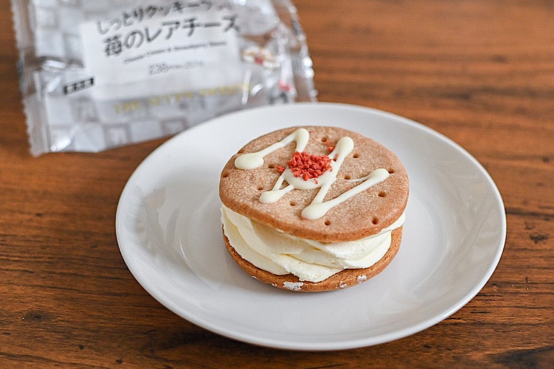 セブンイレブンのしっとりクッキーサンド 苺のレアチーズの開封後
