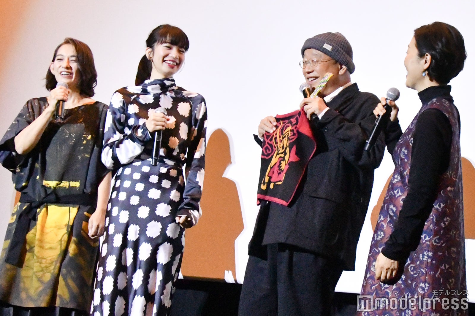 （左から）片岡礼子、小松菜奈、笑福亭鶴瓶、小林聡美（C）モデルプレス