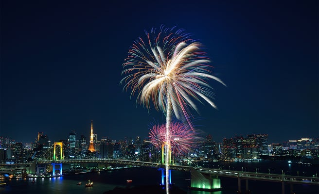 お台場の冬空を幻想的なレインボー花火1 800発が彩る 女子旅プレス お台場の冬空を幻想的なレインボー花火1 800発が彩る 女子旅プレス