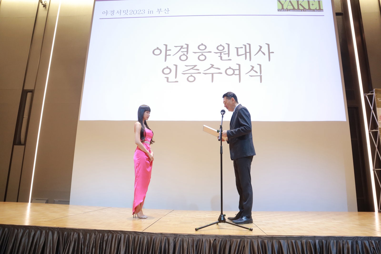 （左）ピョ・ウンジ（提供写真）