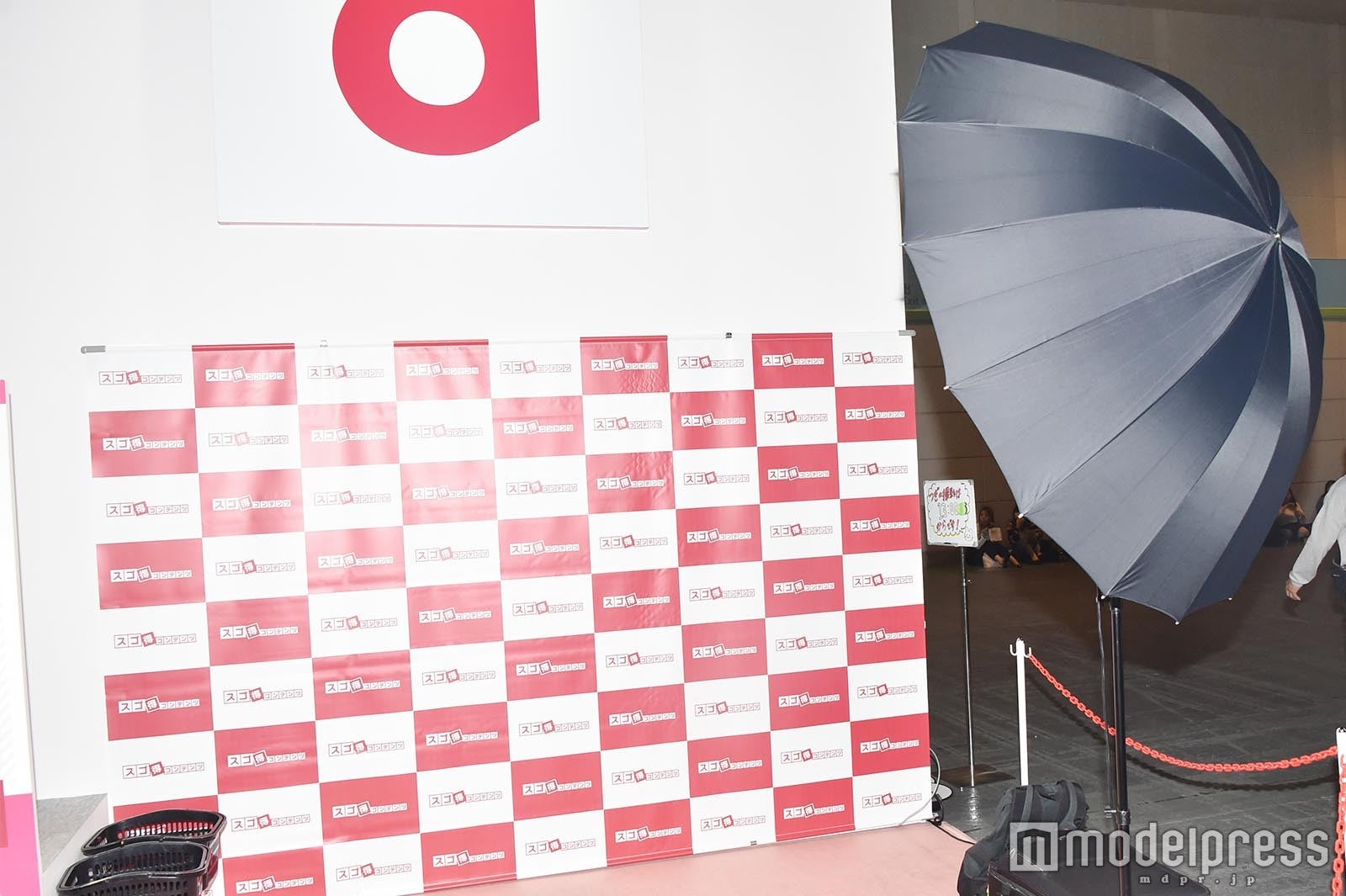 本格的なセットで撮影 （C）モデルプレス