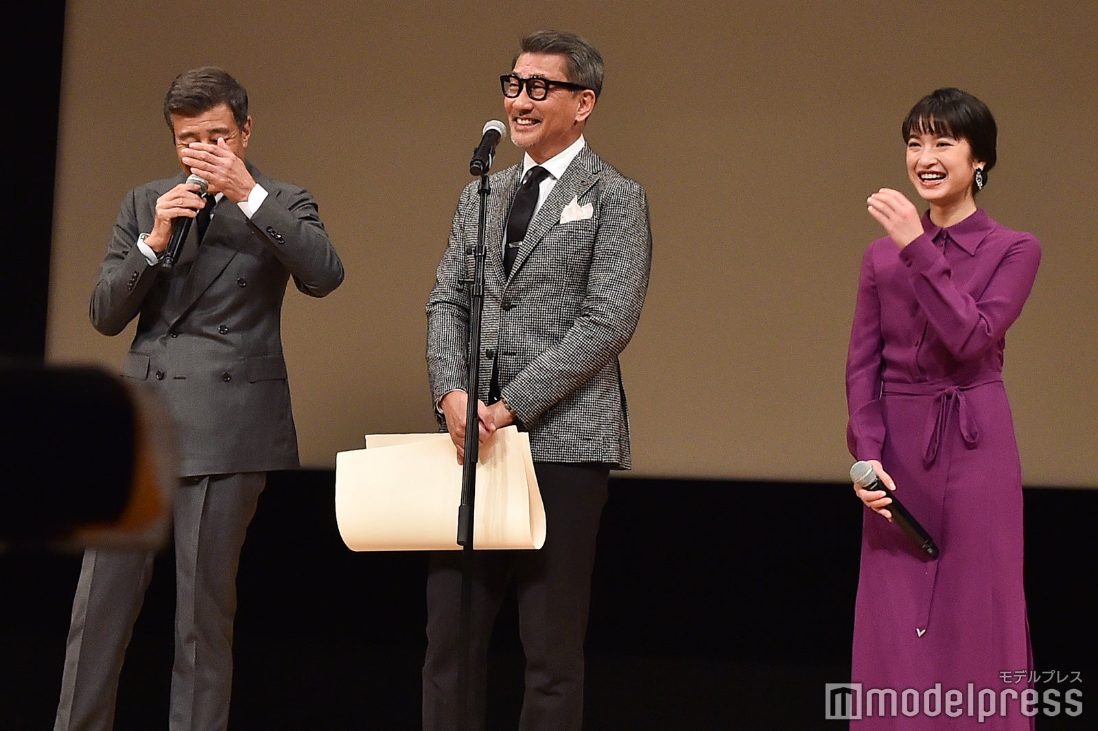 中井貴一の痛烈なツッコミに笑ってしまう舘ひろしと門脇麦 （C）モデルプレス