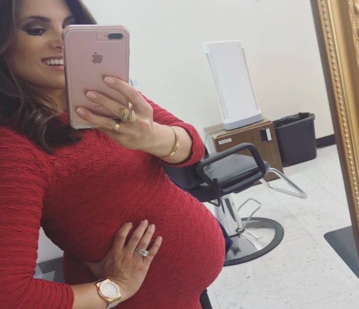 妊娠中の女性ニュースキャスター、生放送中に破水するも気丈に振る舞い番組続行